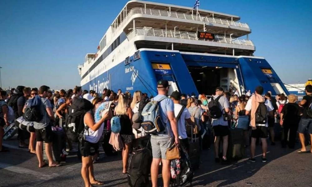 Λιμάνι Πειραιά: Αδιαχώρητο με τους αδειούχους - Εντατικοί οι έλεγχοι